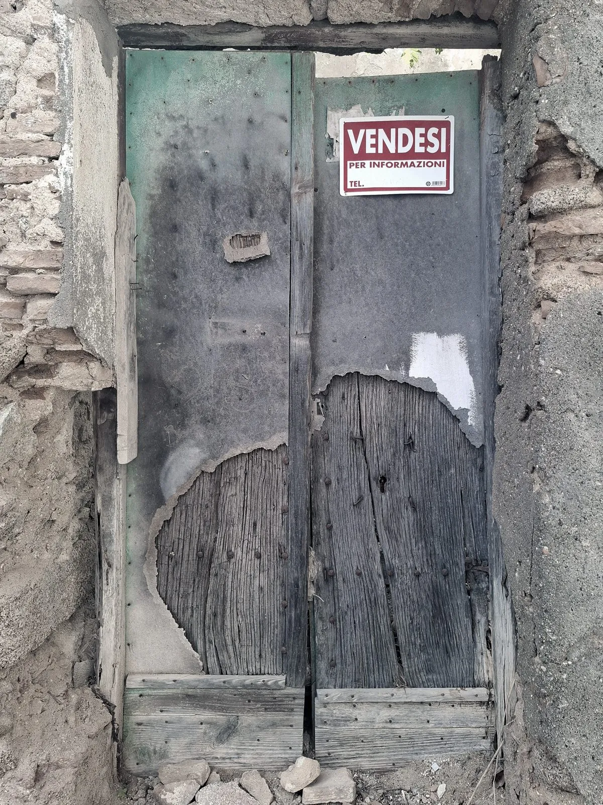 Porte d'une maison à vendre à Camini, mention « Vendesi »